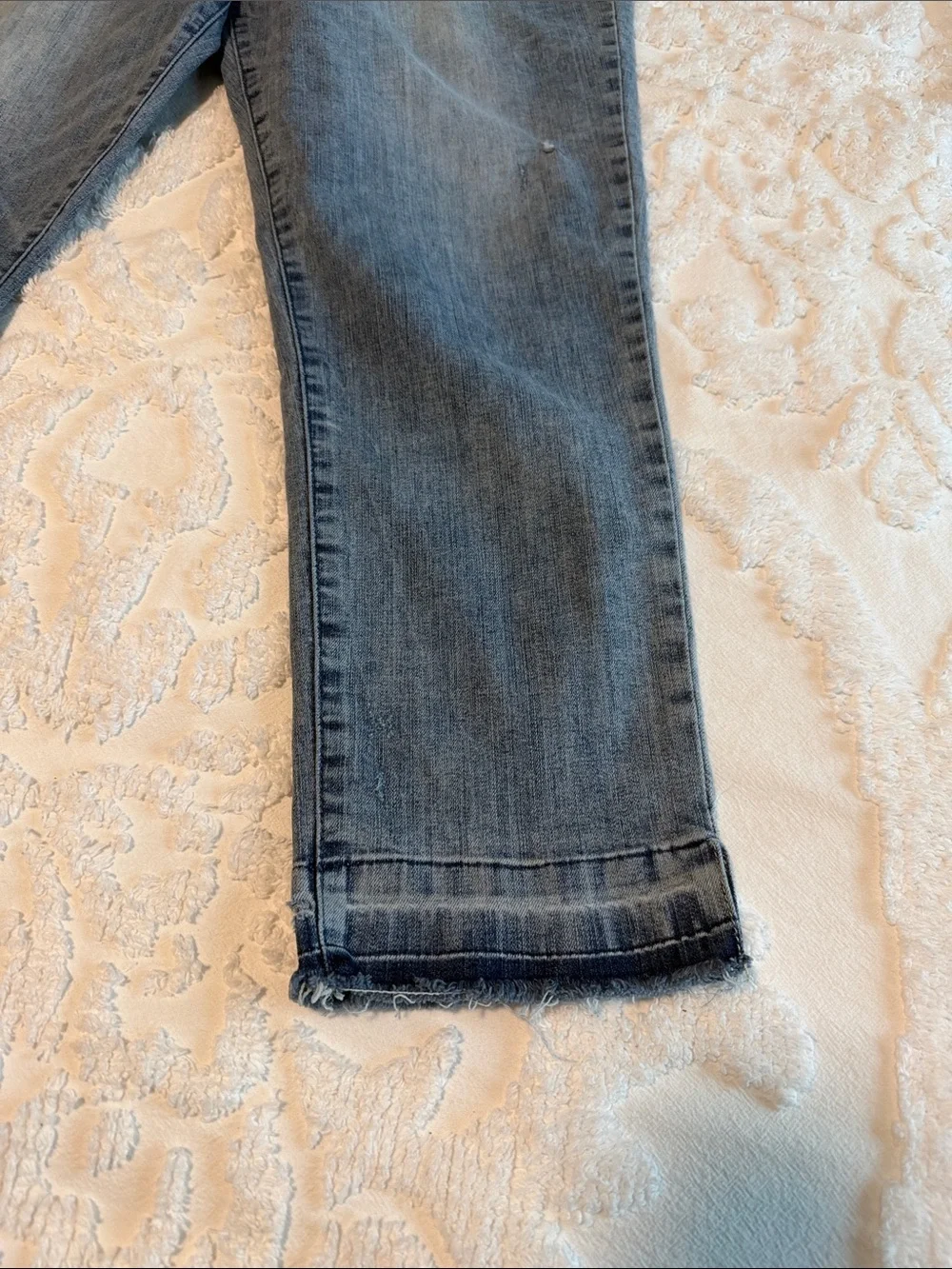 Wit & Wisdom Light Blue Distressed Capri Jeans. Elastic Waist. Size 14.